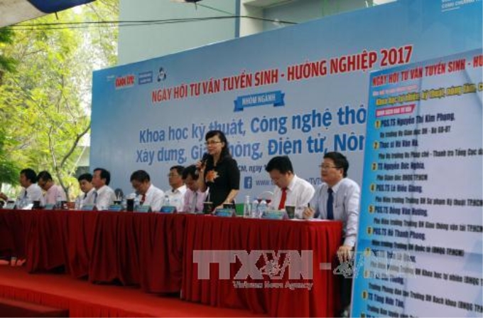 PGS. TS. Nguyễn Thị Kim Phụng, Vụ trưởng vụ Giáo dục Đại học cung cấp thông tin tuyển sinh 2017 cho các học sinh. (Ảnh: TTXVN)